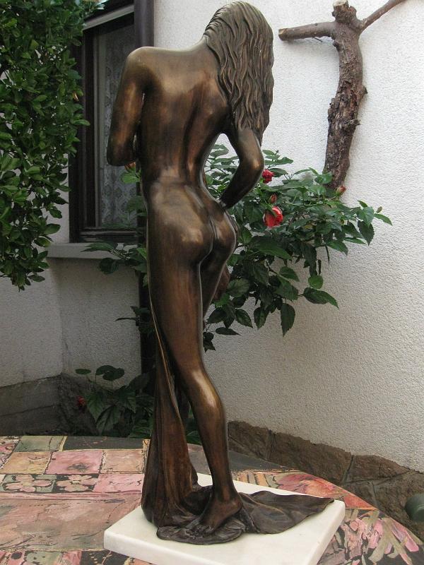 Bronz női alak.jpg